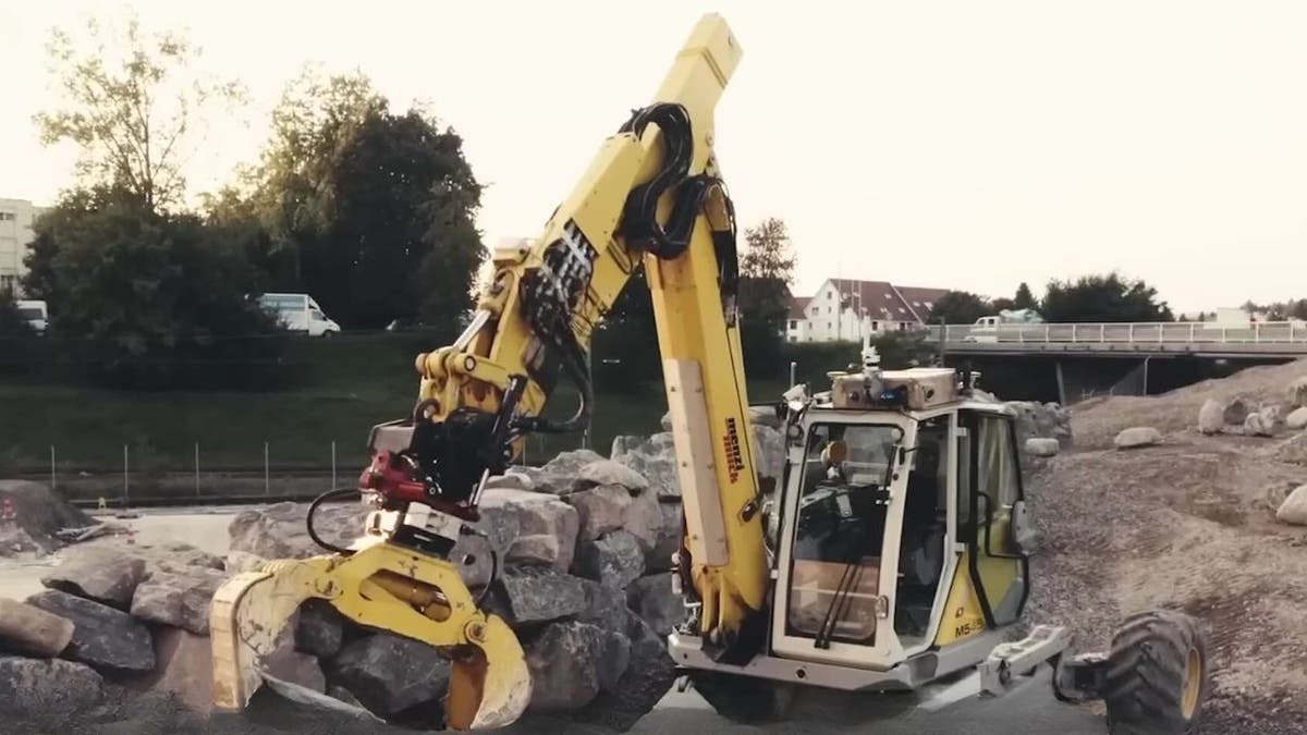 No humans needed here: How this robot builds walls all by itself