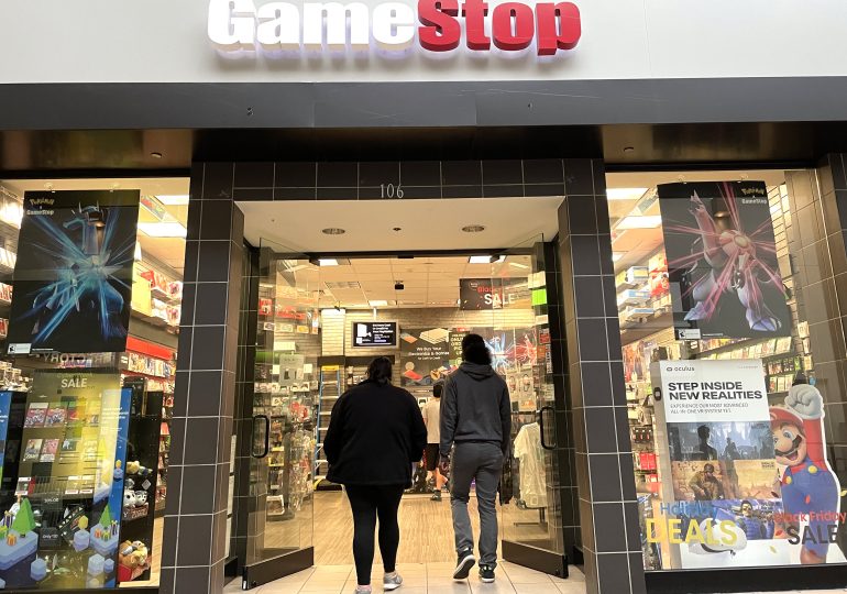 GameStop short sellers lost almost $1 billion in Monday's monster rally