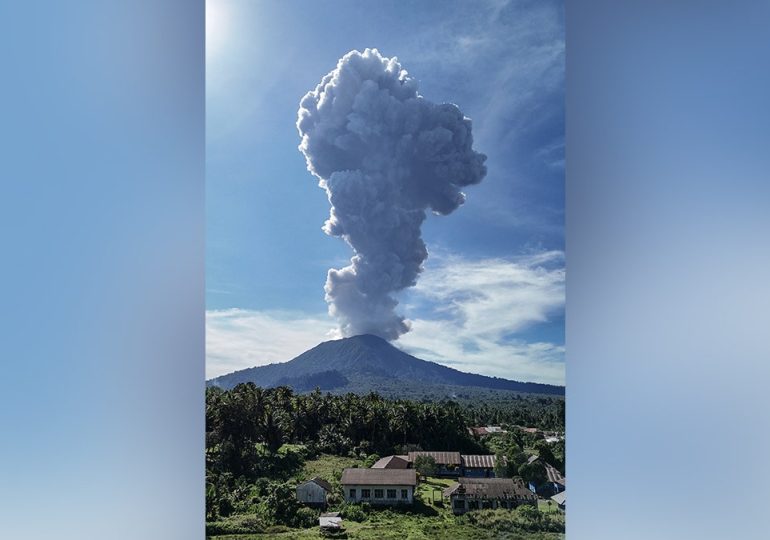 Images show spectacle of Indonesian volcano eruption as authorities evacuate 7 nearby villages