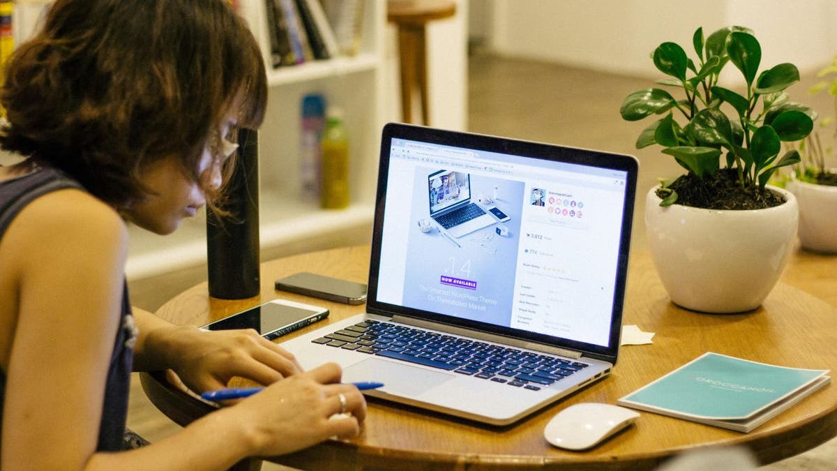 WOMAN ON computer